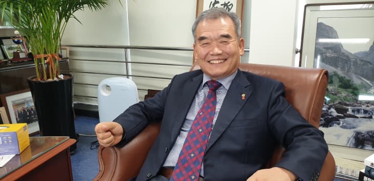 [한성일이 만난 사람]대전아너소사이어티 유재욱 충정포럼 전 회장(오성철강 회장) 관련 언론자료 사진