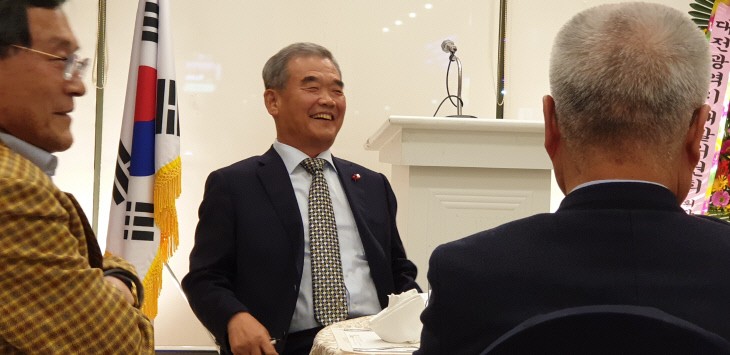 충정포럼 이웃돕기 성금 전달 관련 언론자료 사진